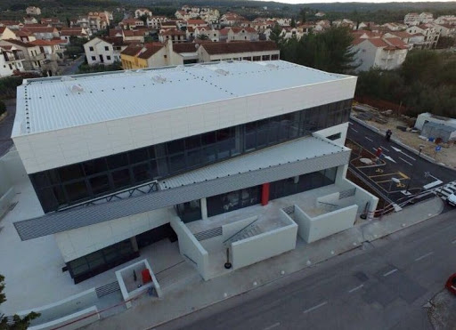 Ilustrativna fotografija supetarske školske sportske dvorane iz zraka