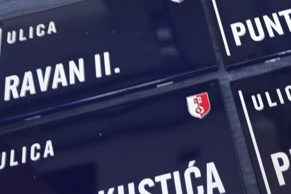 Ilustrativna fotografija ploča sa nazivima ulica 